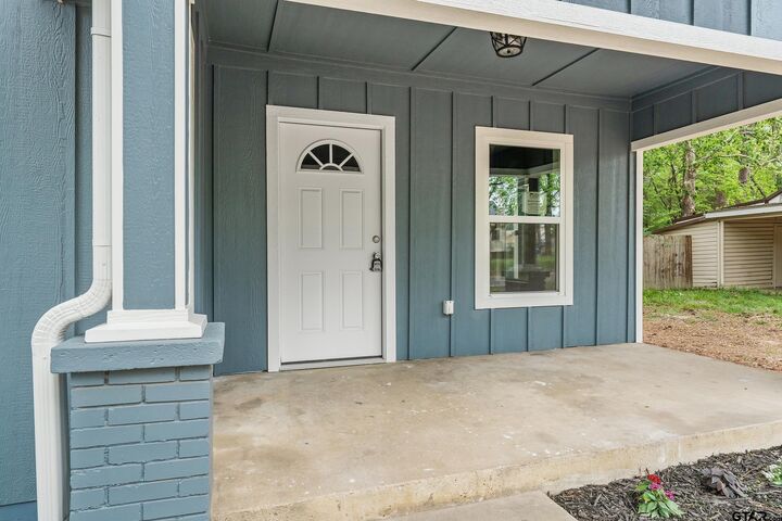 Property Photo:  702 S Walnut  TX 75494 