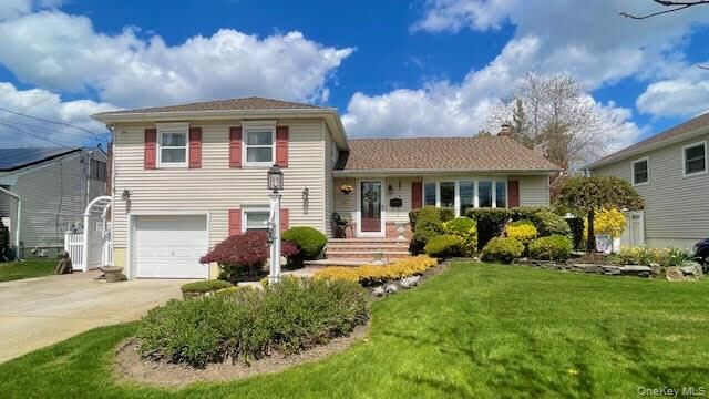 Property Photo:  322 Grover Avenue N  NY 11762 