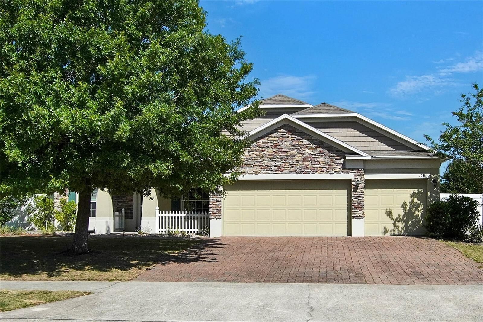 Property Photo: 103 Blanco Drive FL 32724