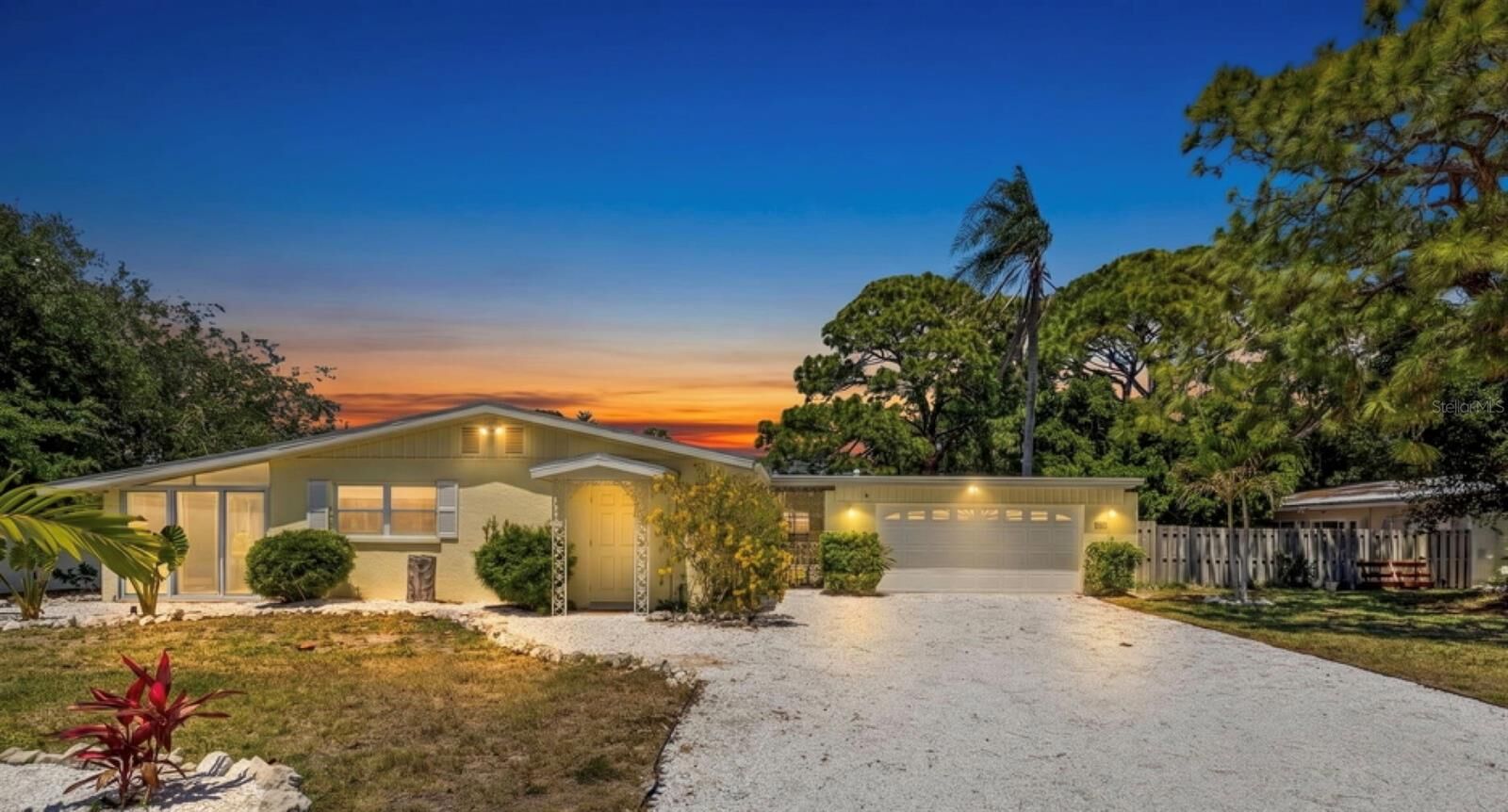 Property Photo:  6916 Alderwood Drive  FL 34243 