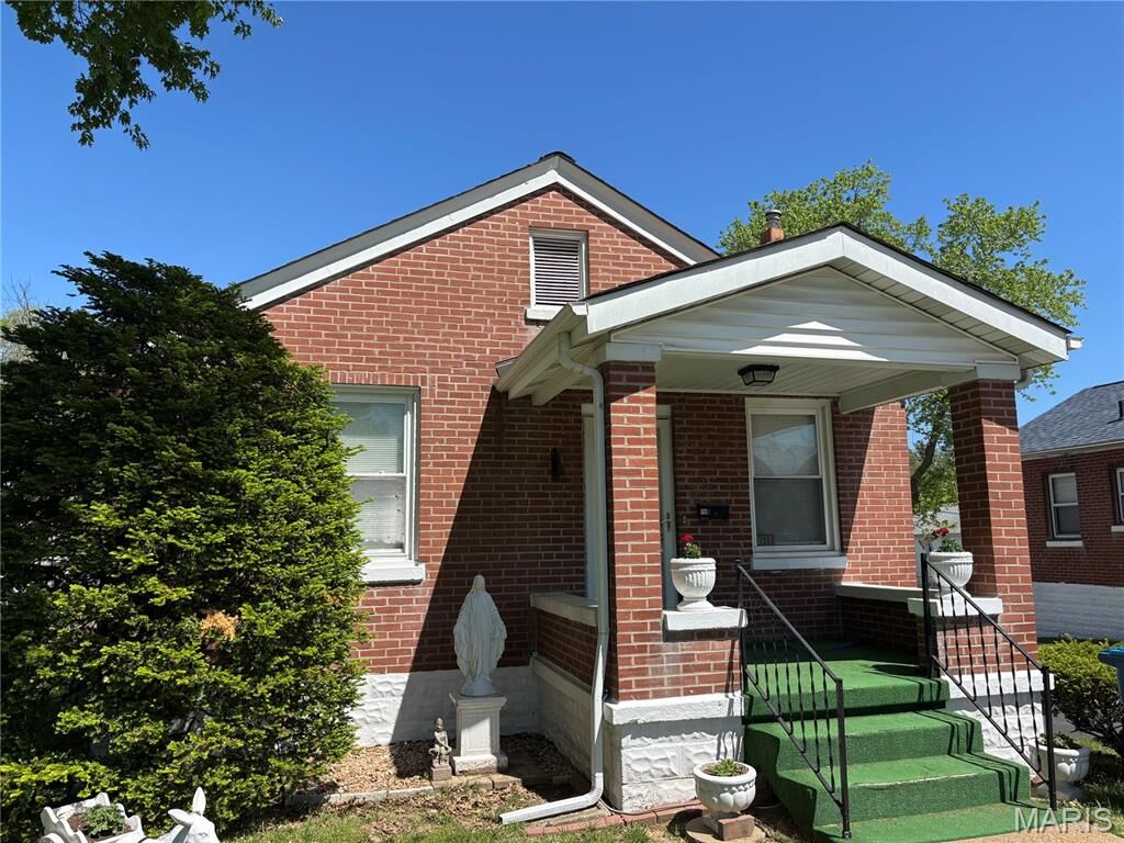 Property Photo:  323 Carthage Avenue  MO 63125 