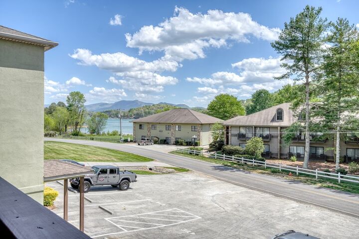 Property Photo:  1647E Lakeview Dr.  GA 30582 