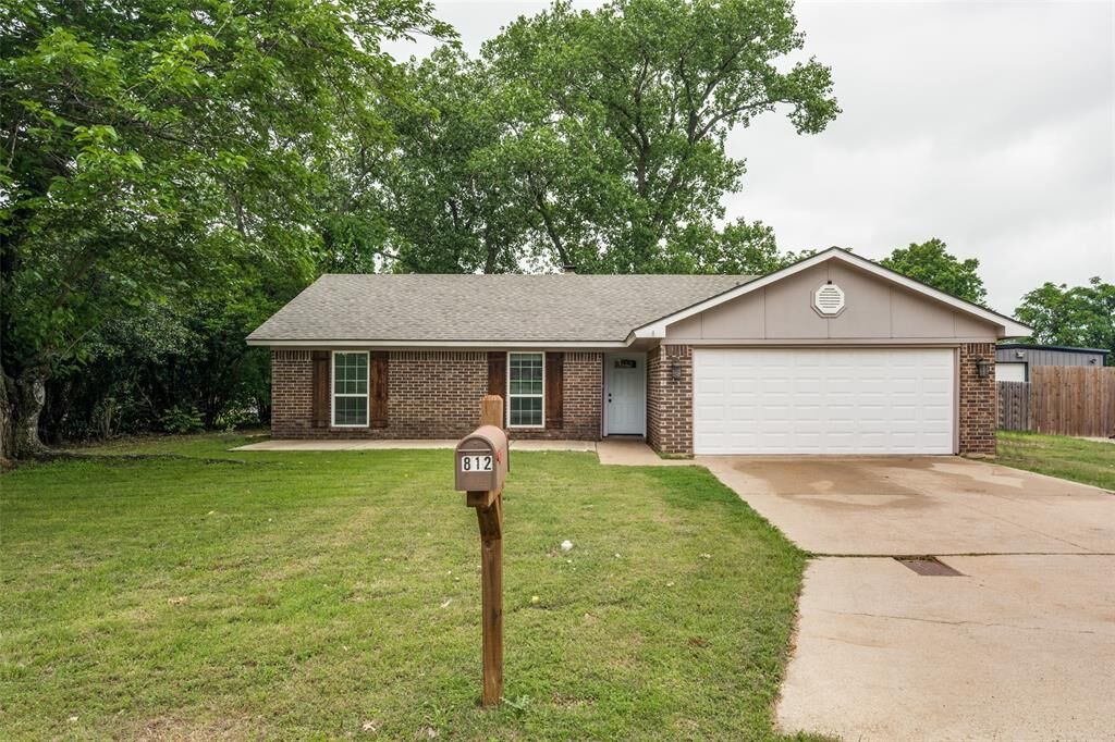 Property Photo: 812 Ridgeway Road TX 76058