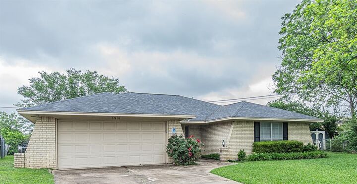 Property Photo:  6901 Alexandria Court  TX 76133 