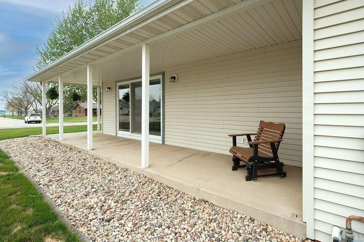 Property Photo:  1684 2nd Avenue SE  IA 51250 