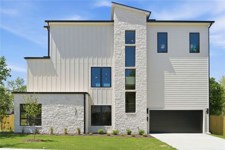 Property Photo:  207 NE H Street  AR 72712 