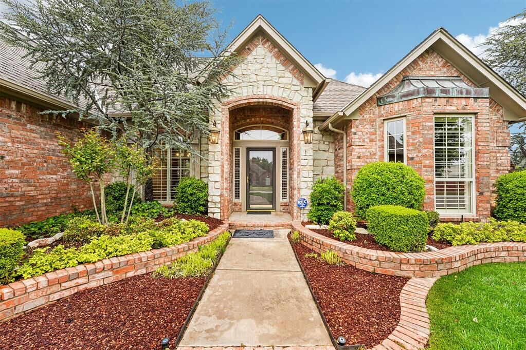 Property Photo: 3101 SW 105th Terrace OK 73170