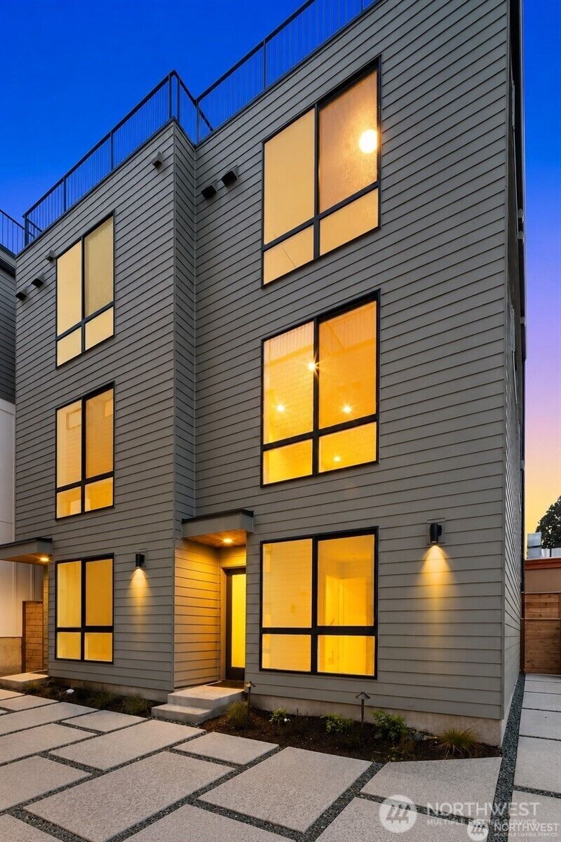 Property Photo: 4419 2nd Avenue NE A WA 98105