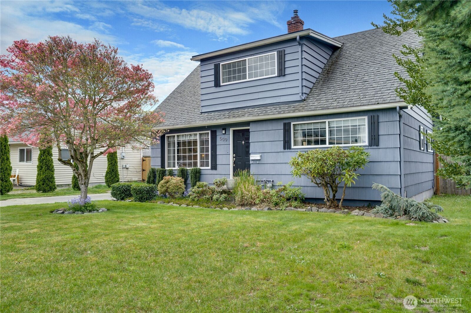 Property Photo:  509  B Street NE  WA 98002 