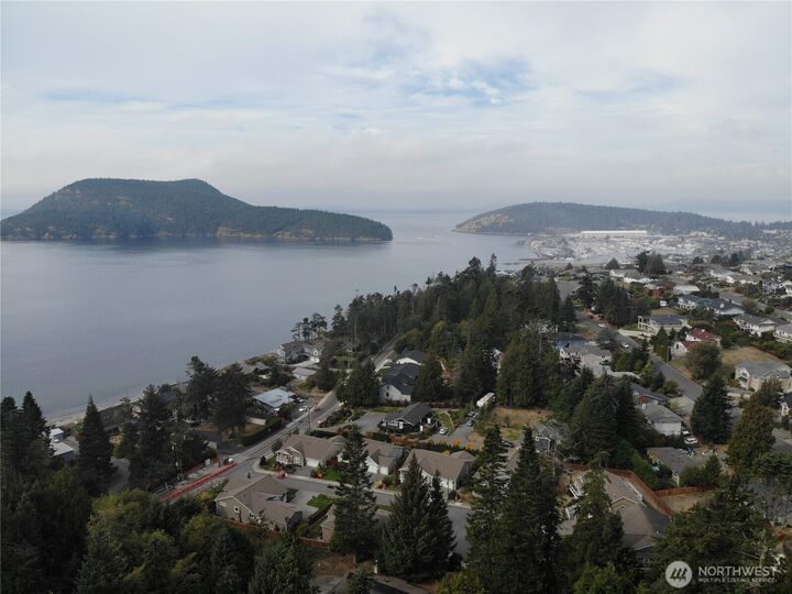 Property Photo:  4408  Anaco Beach Road  WA 98221 