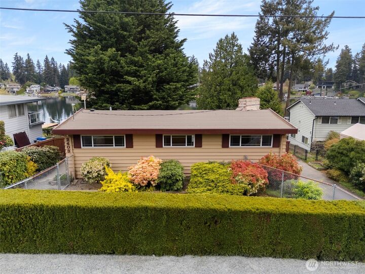 Property Photo:  2403  185th Avenue E  WA 98391 