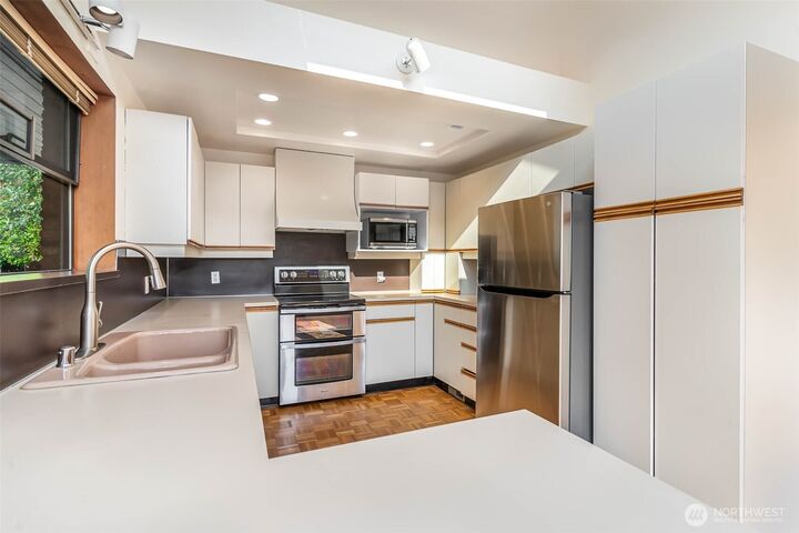 Property Photo:  5120 NE 54th Street  WA 98105 