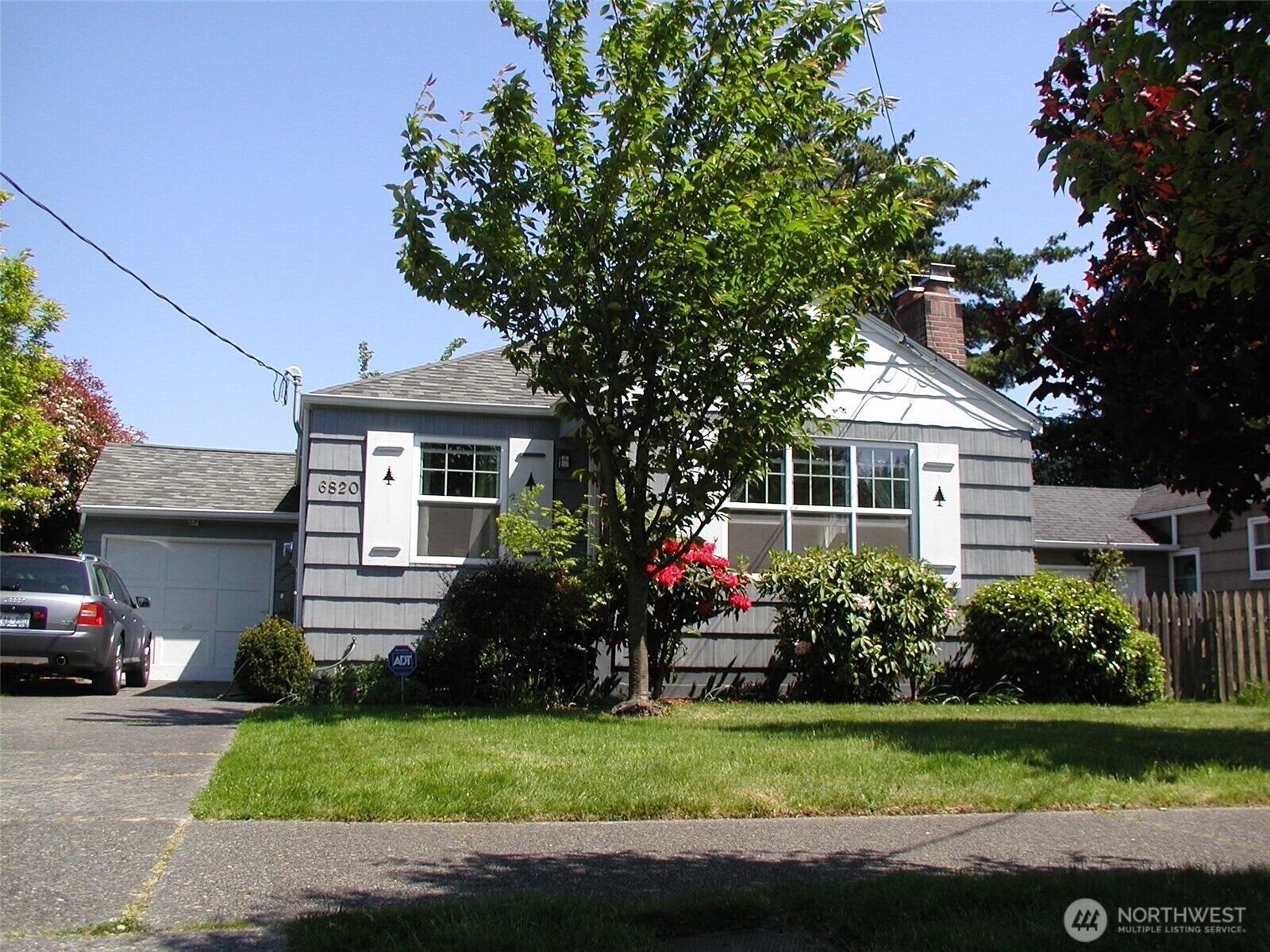 Property Photo:  6820  Ravenna Avenue NE  WA 98115 