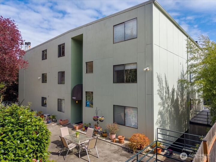Property Photo:  4000  24th Avenue W 202  WA 98199 