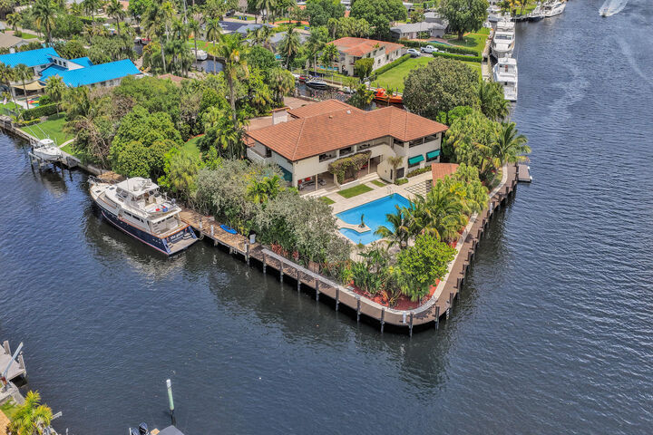 Property Photo:  2441 SW 28th Avenue  FL 33312 