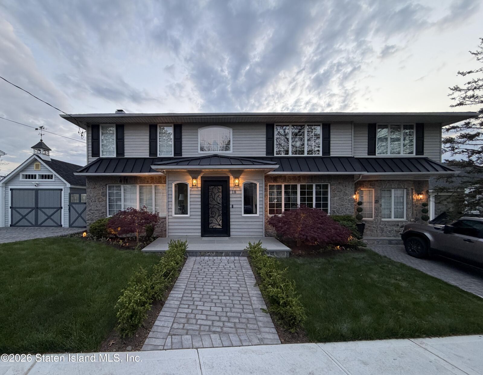 Property Photo:  18 Wards Point Avenue  NY 10307 