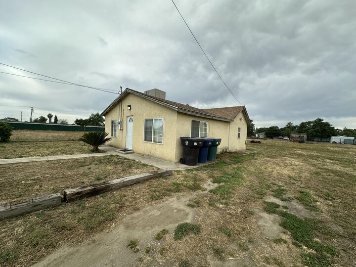 Property Photo:  1808 E Foster Drive  CA 93274 