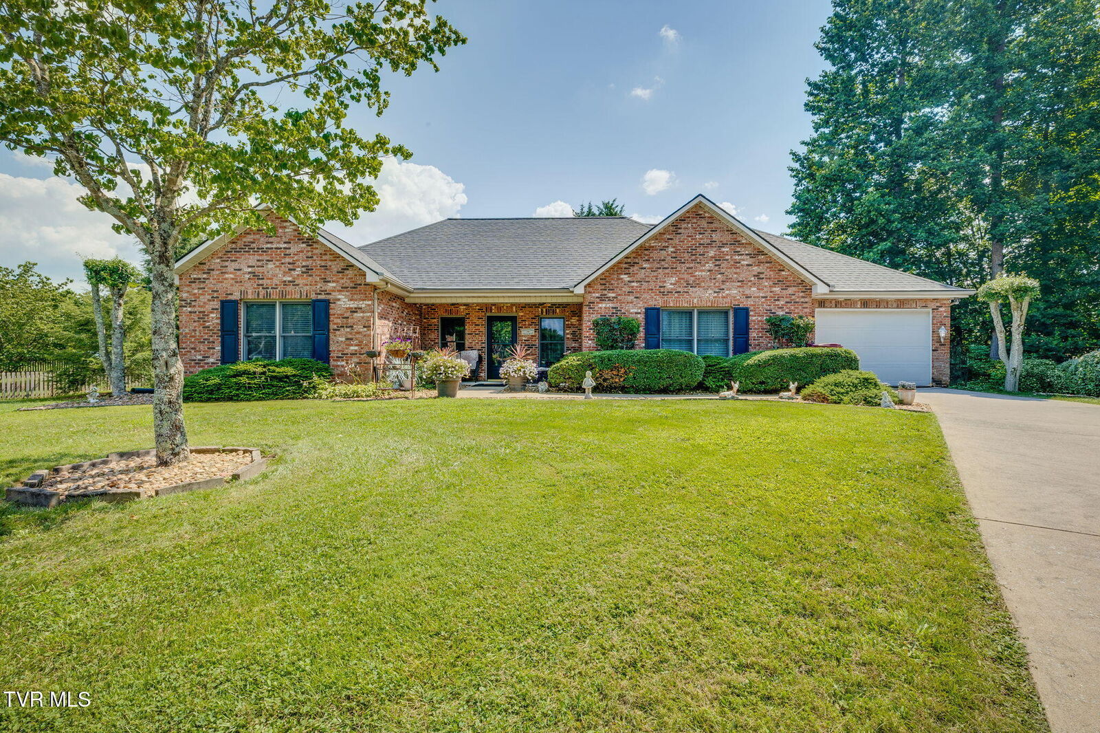 Property Photo:  9 Larchmont Lane  TN 37604 