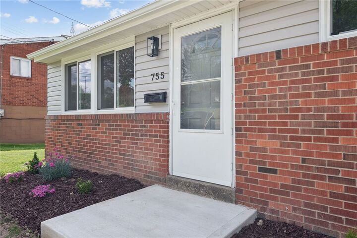 Property Photo:  755 Cottonwood Dr  PA 15146 