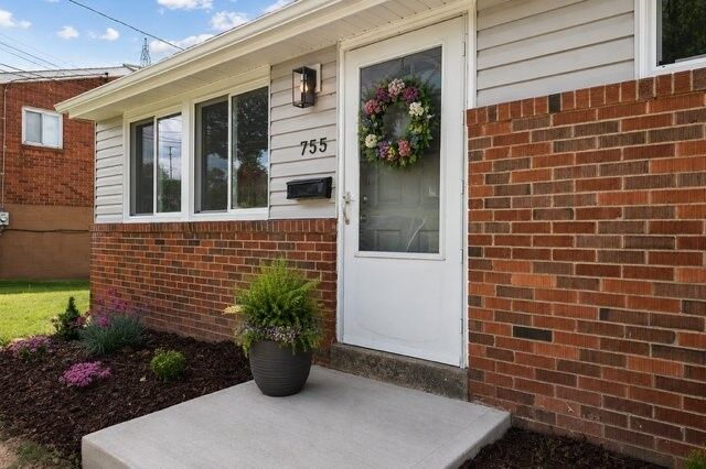 Property Photo:  755 Cottonwood Dr  PA 15146 