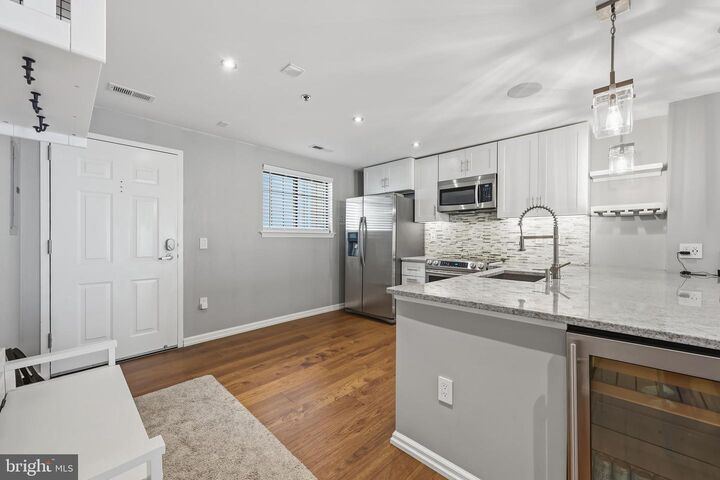 Property Photo:  2 Leverington Avenue 21  PA 19127 