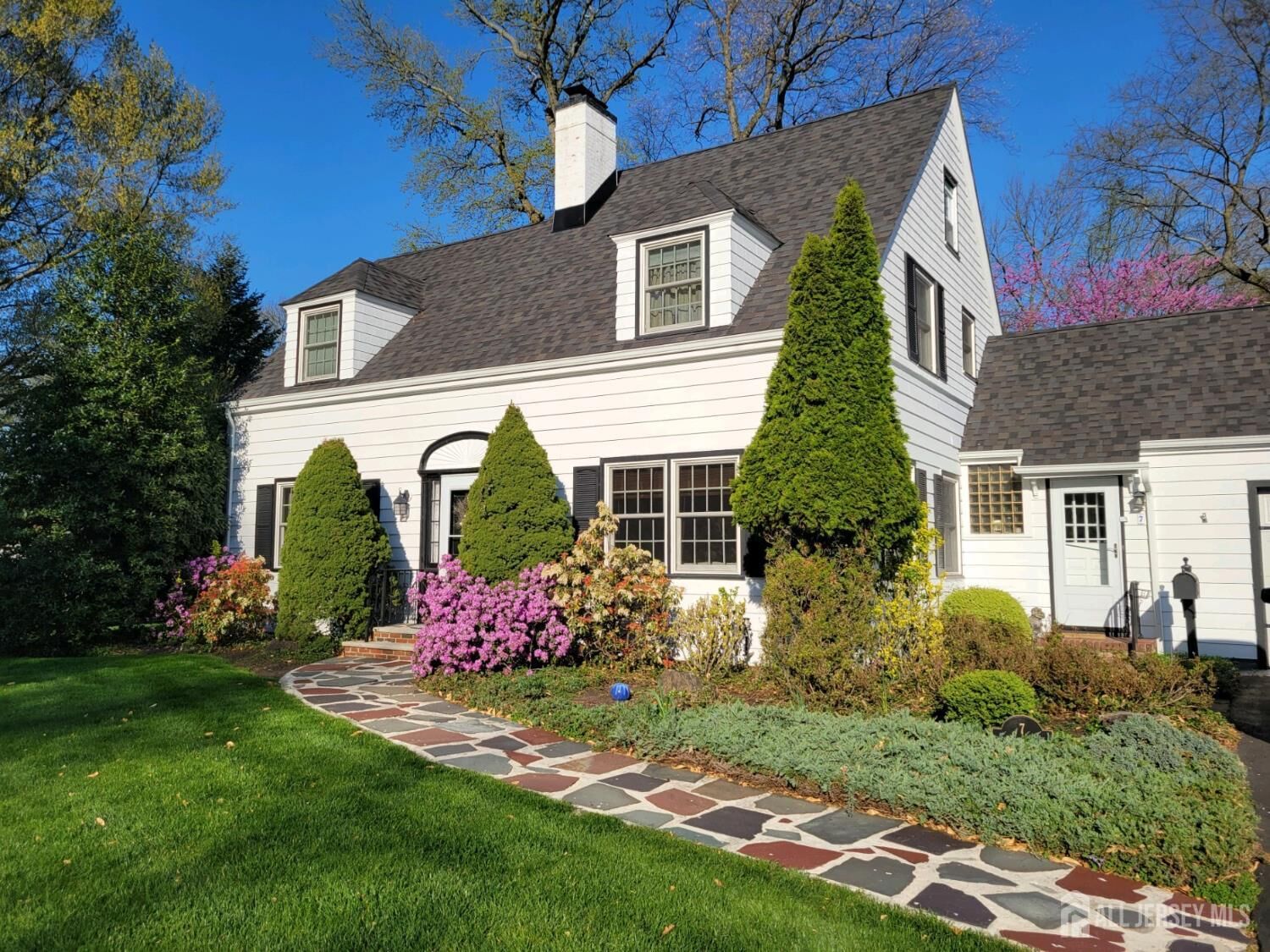 Property Photo:  7 Crest Road  NJ 08901 