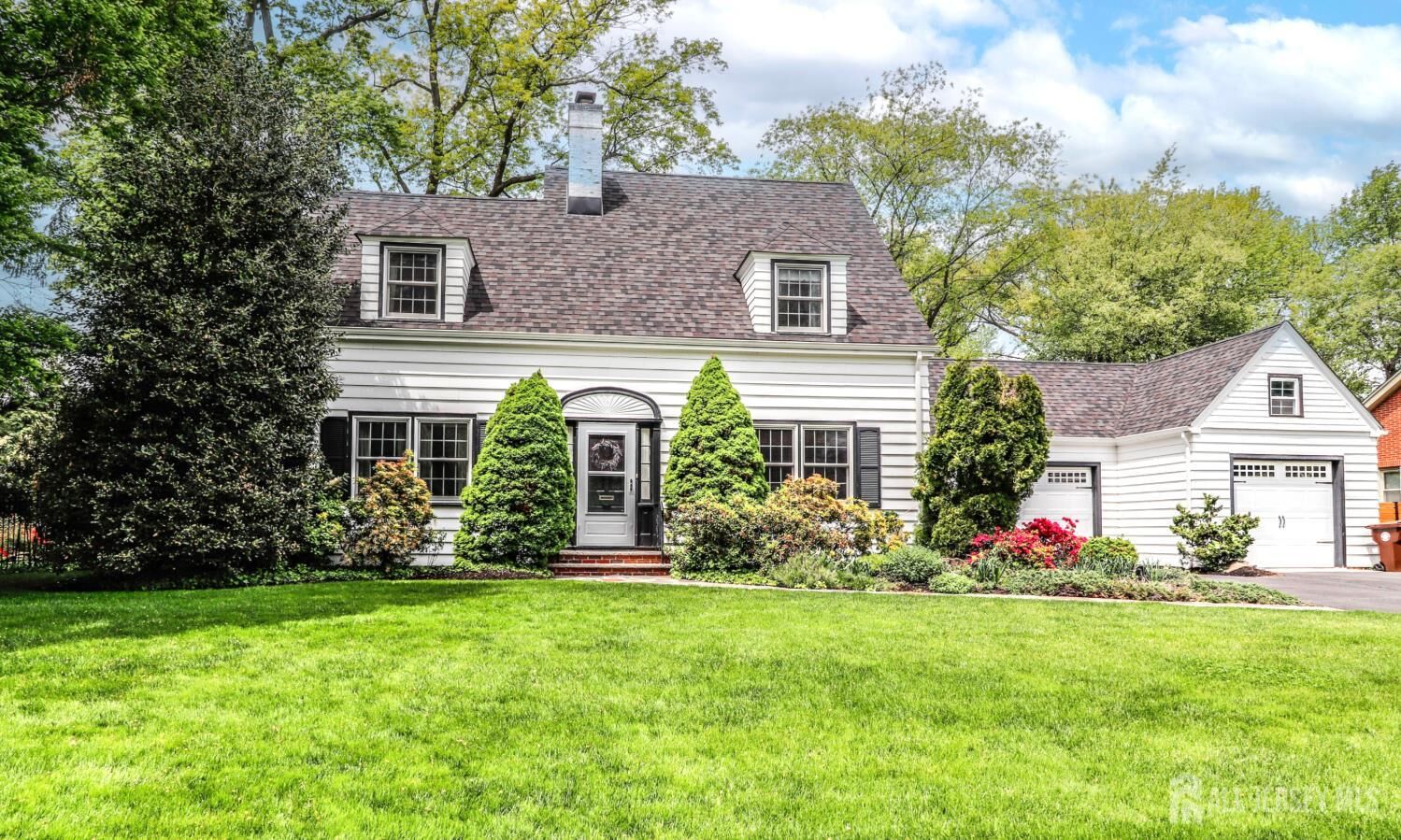 Property Photo:  7 Crest Road  NJ 08901 