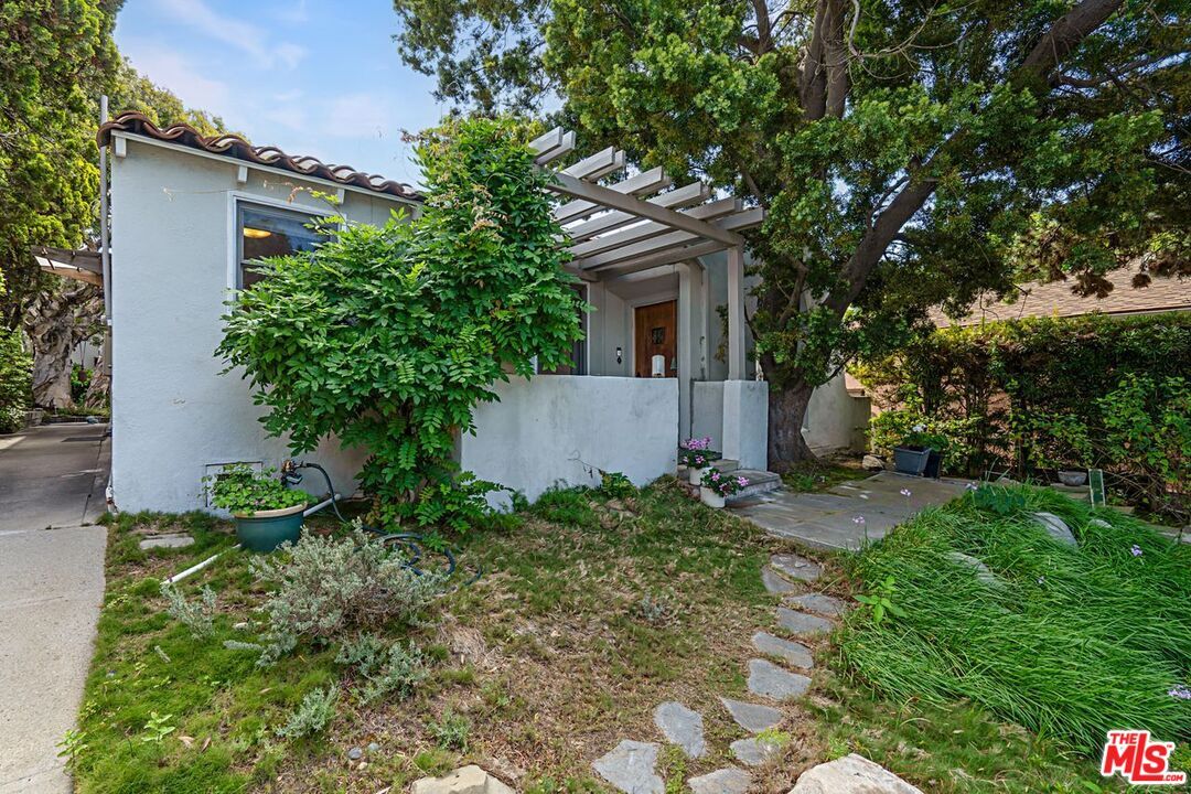 Property Photo:  2138 Holmby Ave  CA 90025 