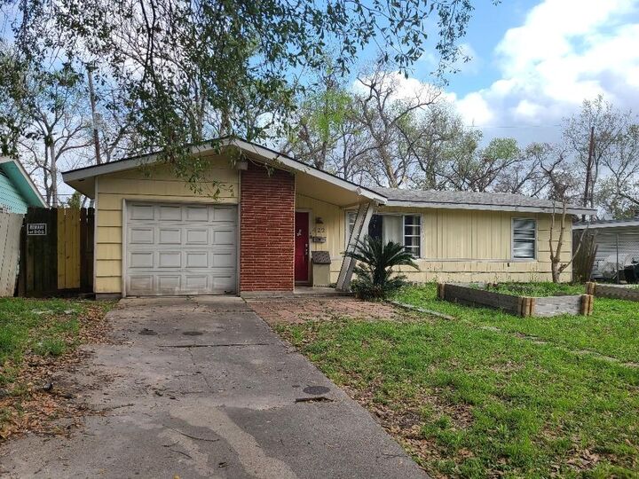 Property Photo:  422 Surratt Drive  TX 77091 