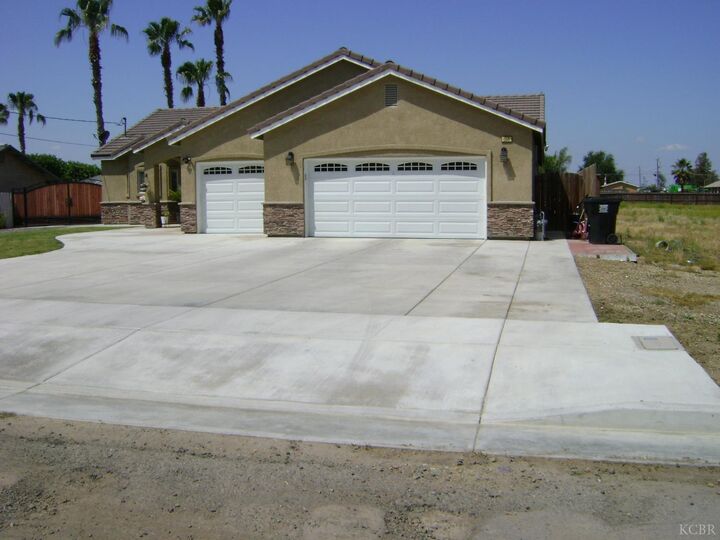 Property Photo: 504 Benrus Avenue CA 93212