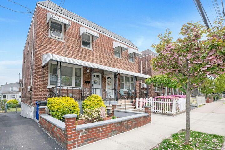 Property Photo:  152 Meagher Avenue  NY 10465 