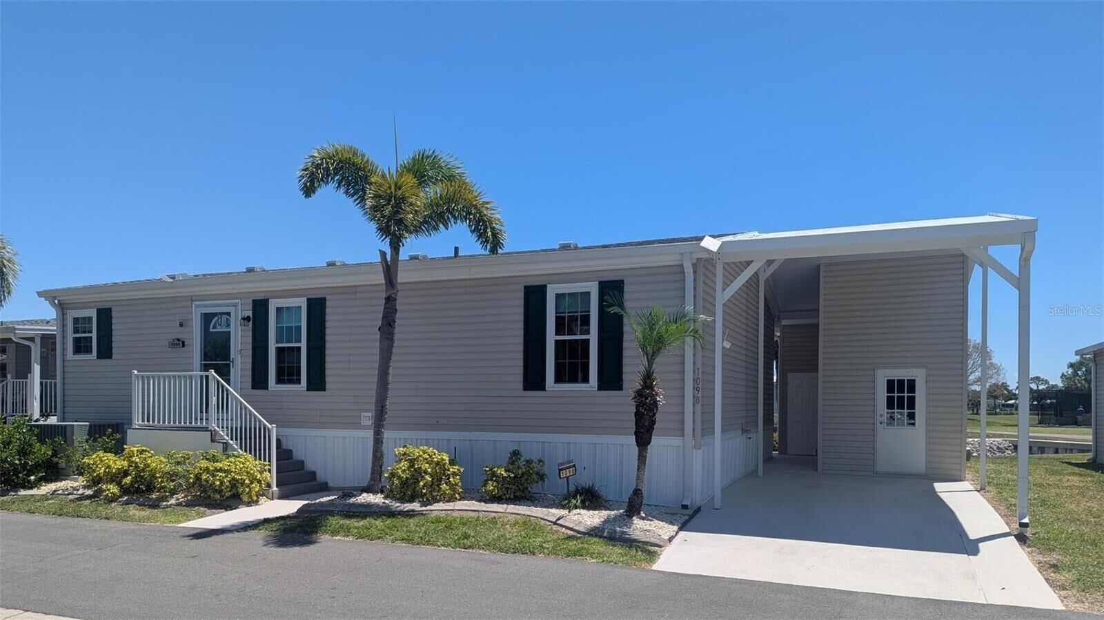 Property Photo:  2100 Kings Hwy 1098  FL 33980 