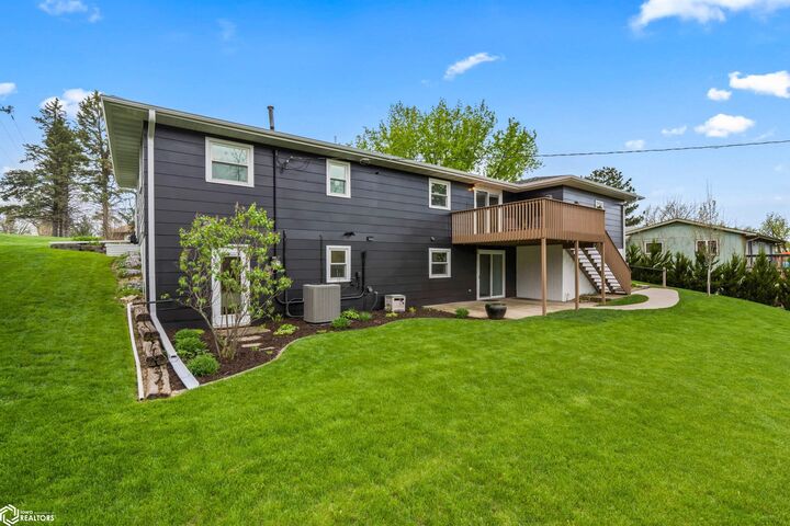 Property Photo:  2501 Reyclif Drive  IA 50158 