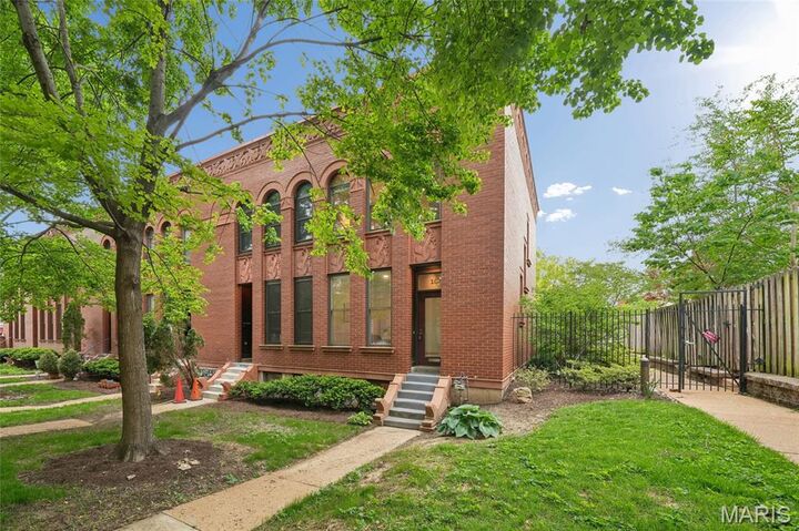 Property Photo:  10 Manhattan Mews  MO 63108 