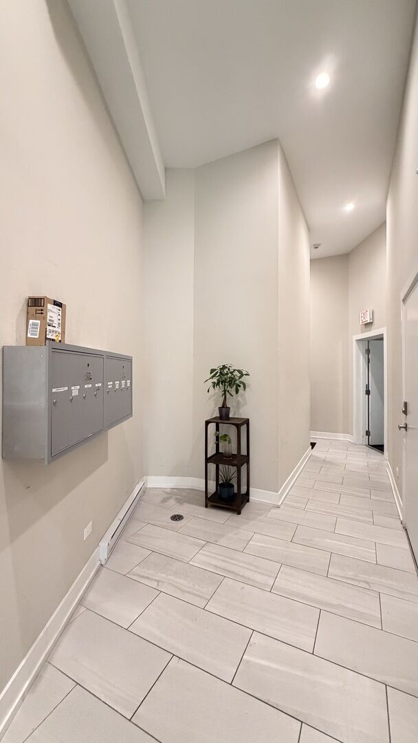 Property Photo:  3244 N Lincoln Avenue 2E  IL 60657 