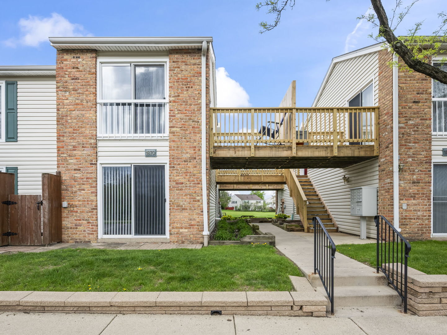 Property Photo:  1870 Huntington Boulevard A  IL 60169 