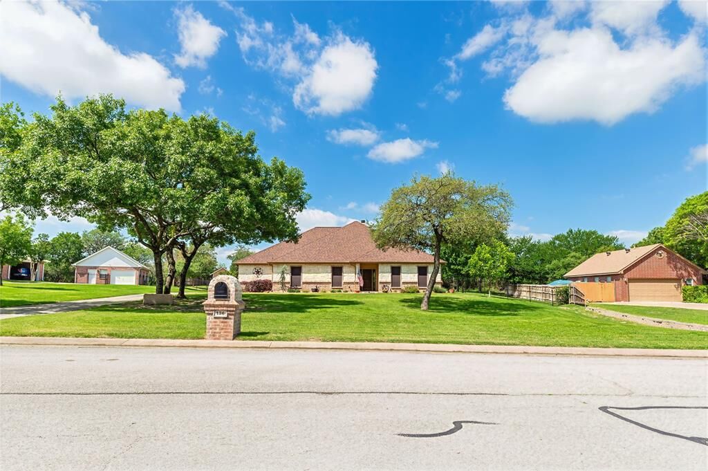 Property Photo:  136 Oakwood Court  TX 76135 