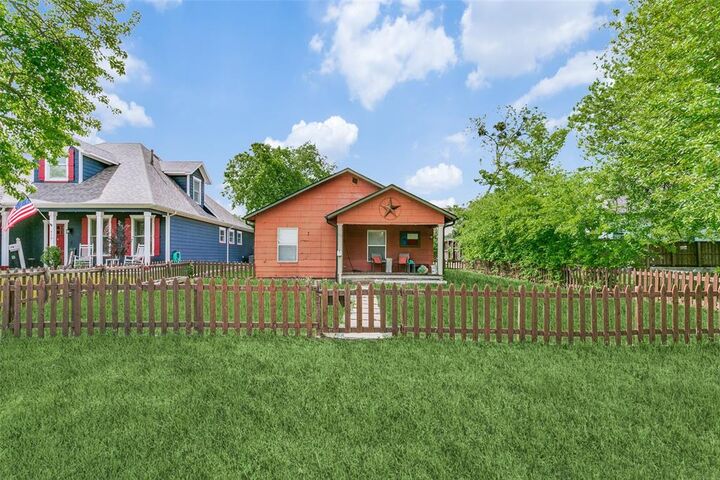 Property Photo:  612 E Wall Street  TX 76051 