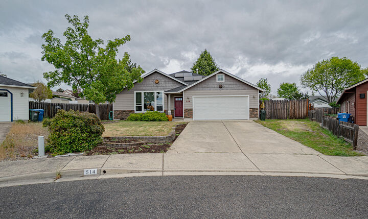 Property Photo: 514 Coventry Court OR 97524