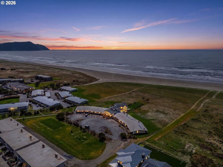 Property Photo:  101 13th St 211  OR 97138 