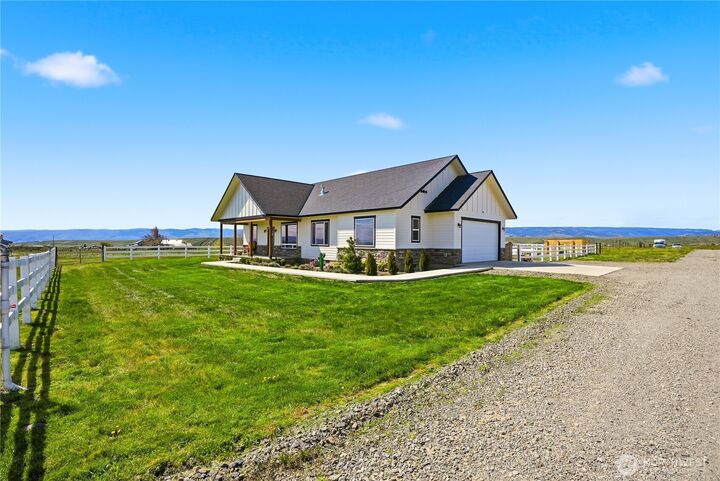 Property Photo:  2081  Howard Road  WA 98926 