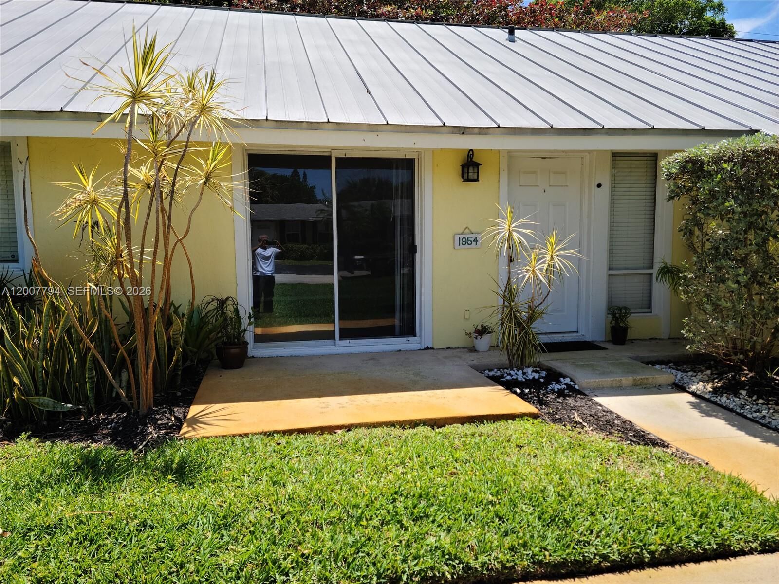 Property Photo:  1954 Windsor Dr 1954  FL 33408 