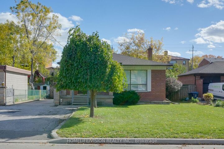 Property Photo: 239 Epsom Downs Drive ON M3M 1T3