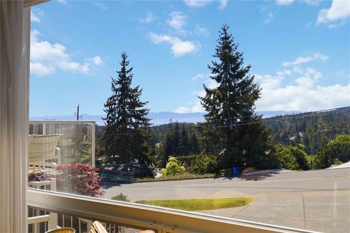 Property Photo: 3533 Sunheights Dr BC V9C 4J8