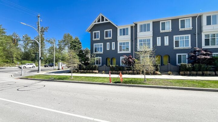 Property Photo: 15487 99A Avenue 1 BC V3R 0G9