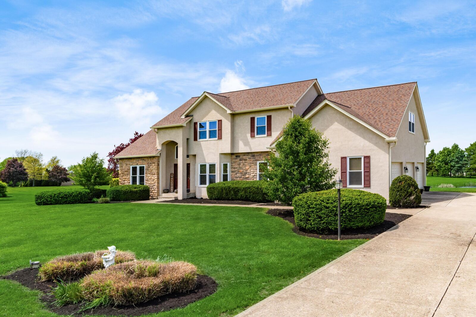 Property Photo:  1691 E Glenhurst NW Drive  OH 43130 