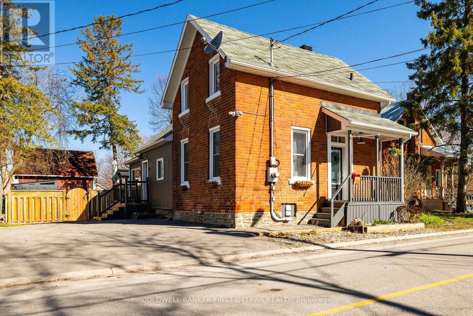 Photo de la propriété:  133 Nelson Street East  ON K7C 1A3 