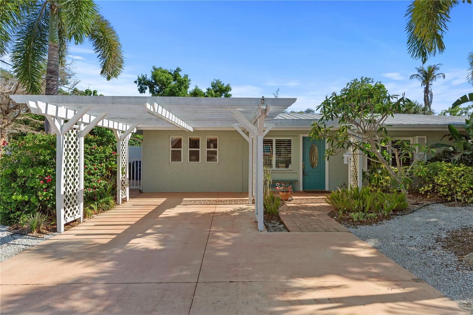 Property Photo:  7860 Holiday Drive  FL 34231 