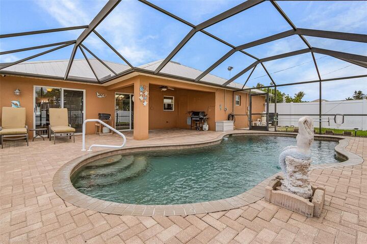 Property Photo:  1215 SE 27th Street  FL 33904 