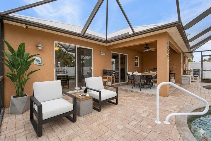 Property Photo:  1215 SE 27th Street  FL 33904 